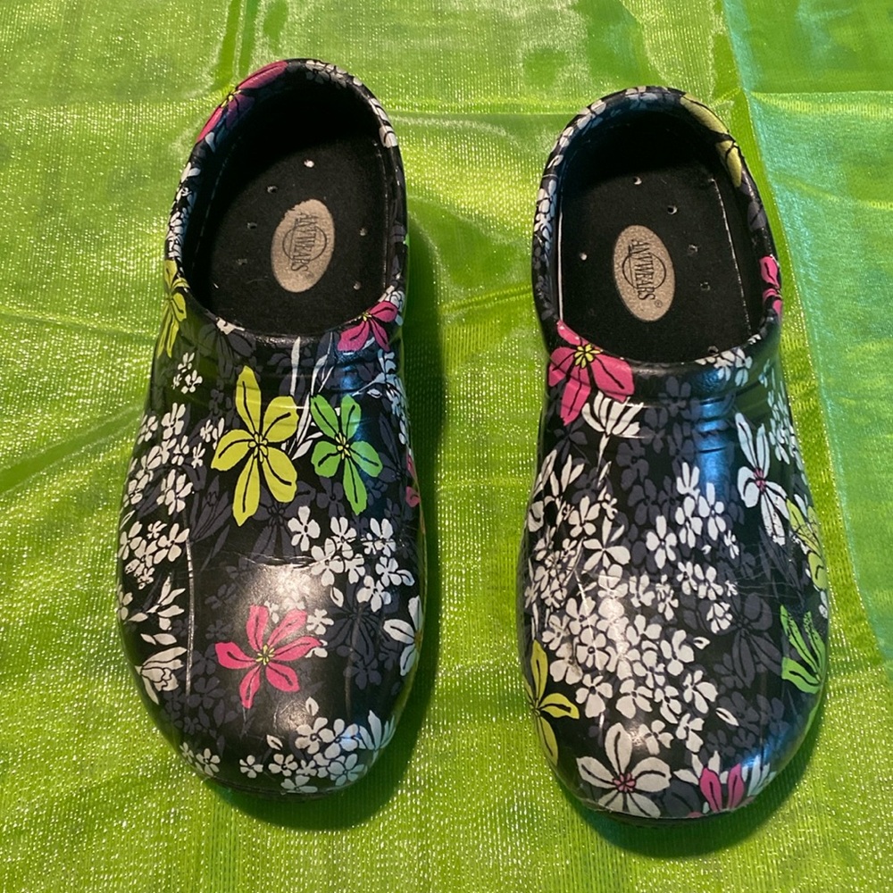 Ladies  shoes size 9  Anywears with slip resistant